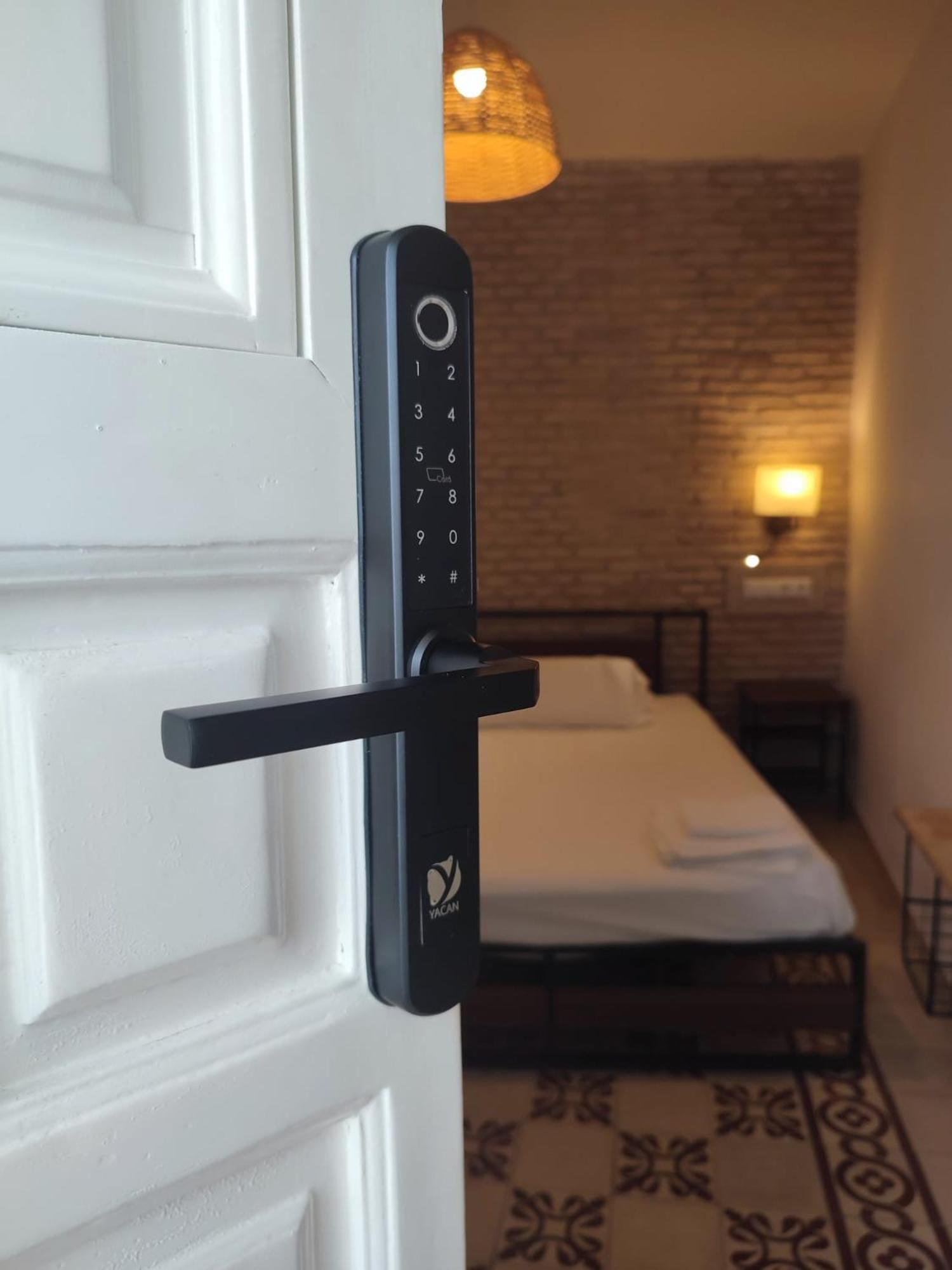 Hostel Ibarra By Bossh! Hotels Sevilla Bagian luar foto